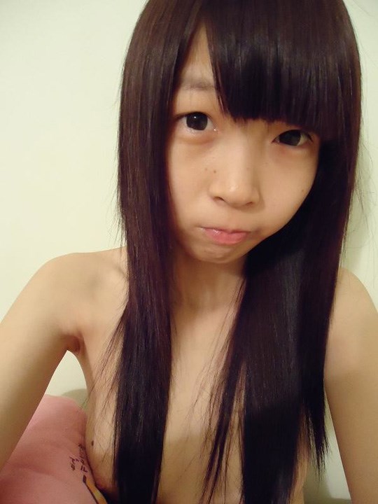 台湾美少女のパイパン自撮り画像 6