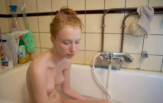 赤毛の可愛らしい女の子のお風呂ヌード写真 6