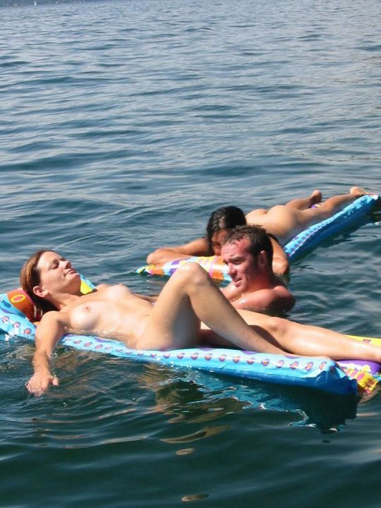 友人達(セフレ仲間)と湖で全裸で日光浴画像 13