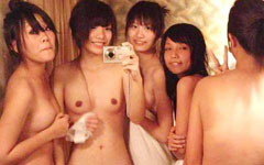 韓国のJK5人が風呂場でふざけて撮った全裸写真9枚