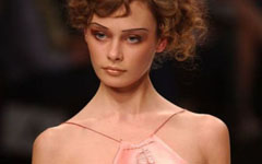 乳首もファッションの一部と化している近年のファッションモデル事情
