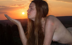 夕陽に照らされた白い肌が美しいウクライナの大地が育んだ18歳のフルヌード