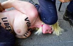 FEMENメンバー、おっぱい丸出しで警官隊に頭を押さえつけられている件