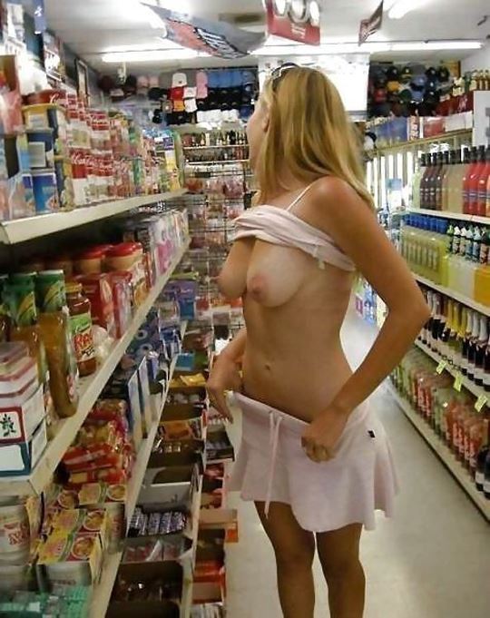 スーパーマーケットで露出 11