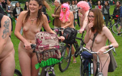 裸のサイクリング集団が街を疾走する全裸サイクリング。