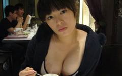 台湾で出会った、とある爆乳少女とのプライベート画像 in レストラン