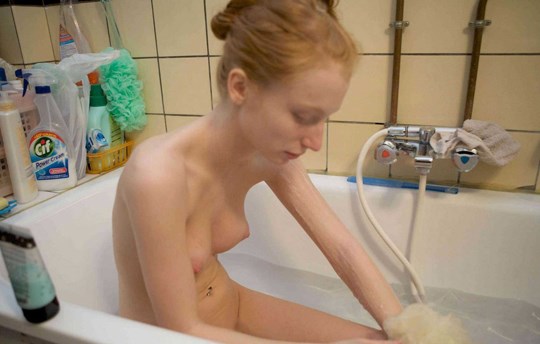 赤毛の可愛らしい女の子のお風呂ヌード写真 9