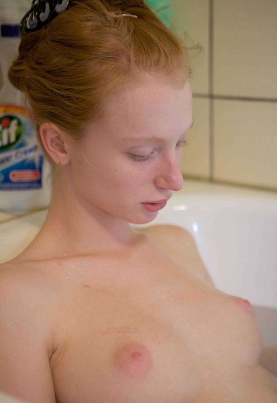 赤毛の可愛らしい女の子のお風呂ヌード写真 18