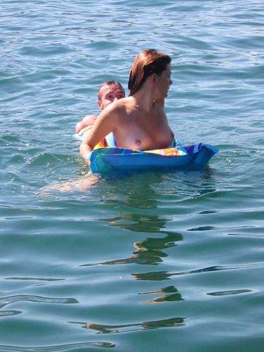 友人達(セフレ仲間)と湖で全裸で日光浴画像 5