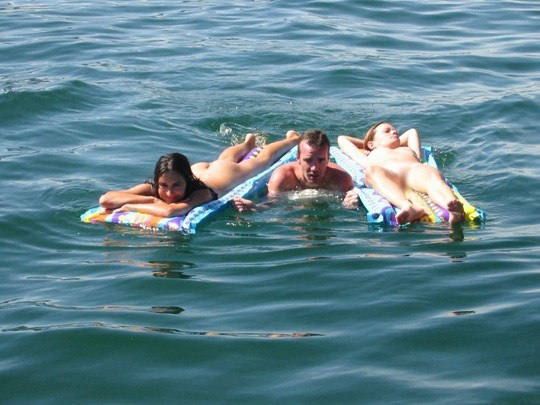 友人達(セフレ仲間)と湖で全裸で日光浴画像 8