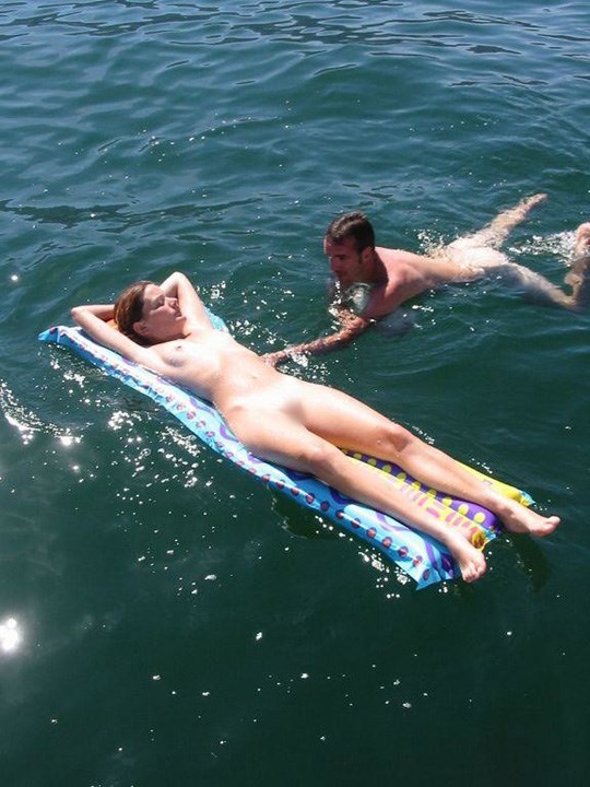 友人達(セフレ仲間)と湖で全裸で日光浴画像 10