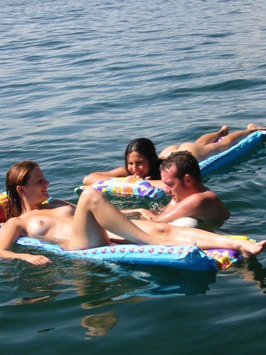 友人達(セフレ仲間)と湖で全裸で日光浴画像 12