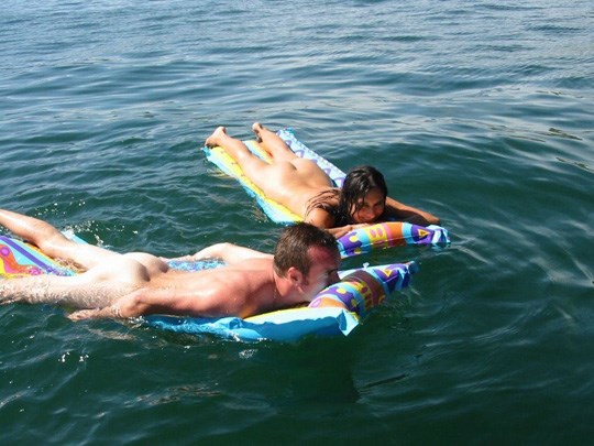 友人達(セフレ仲間)と湖で全裸で日光浴画像 14