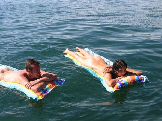友人達(セフレ仲間)と湖で全裸で日光浴画像 15