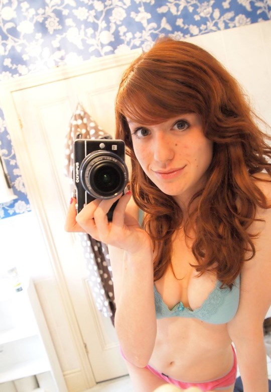 バスルームで全裸自撮りする赤毛美女画像 1
