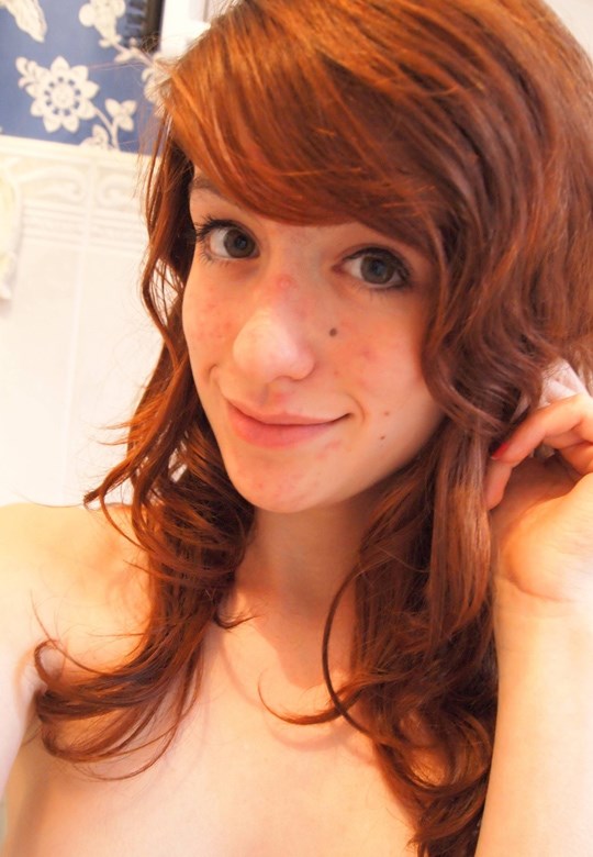 バスルームで全裸自撮りする赤毛美女画像 2