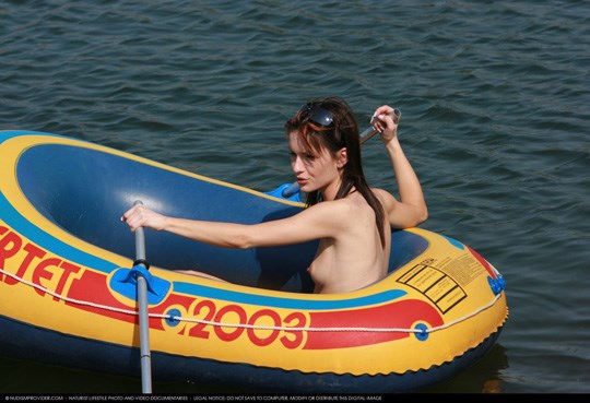 湖畔やボートで裸の個人撮影画像 9