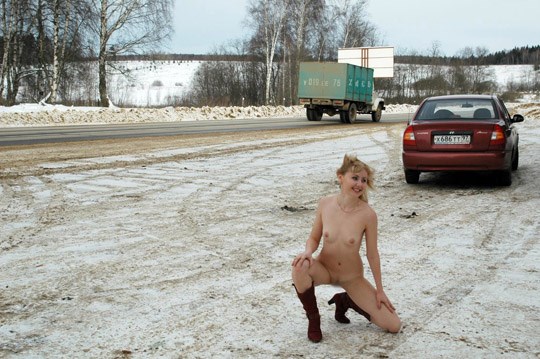 ロシアの金髪娘が全裸で露出 17