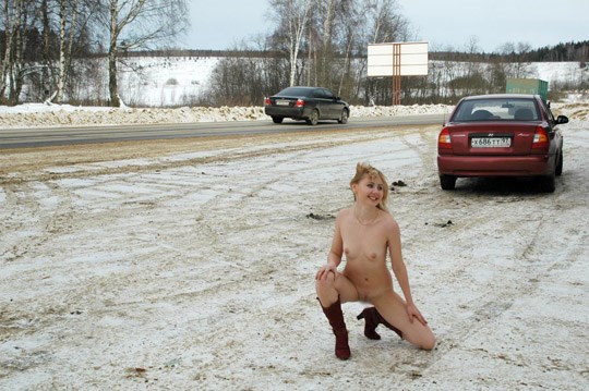 ロシアの金髪娘が全裸で露出 18
