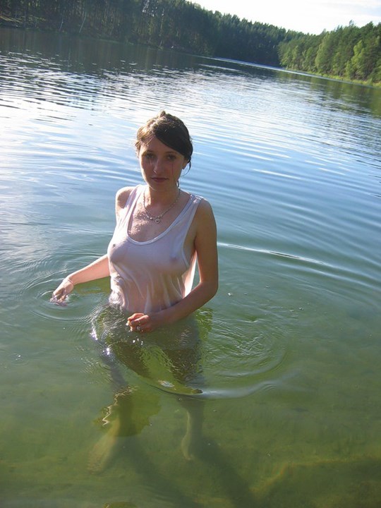 凪の湖畔でヌード撮影してる美巨乳少女画像 3