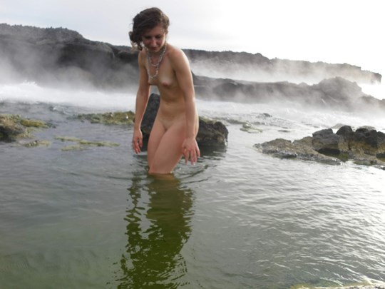 自然温泉で撮られた白人ヌード画像 9