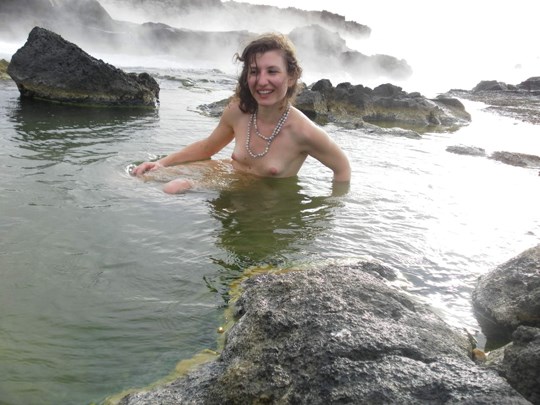自然温泉で撮られた白人ヌード画像 11