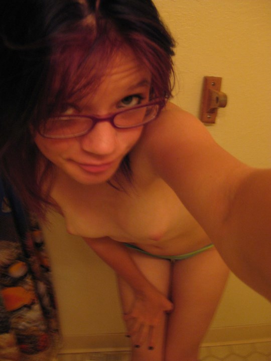 18歳少女がお風呂場でヌード画像 6