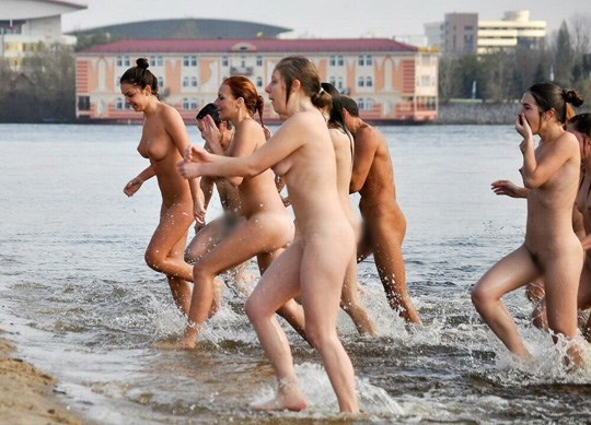 裸の集団記念撮影画像 1