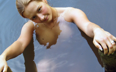 ロシア出身の金髪の女の子がプライベートロッジ近くの汚い池でヌードスイマーにされてる… Part1