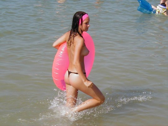ヌーディストビーチの美人の裸盗撮画像 13