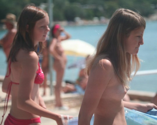 ヌーディストビーチの美人の裸盗撮画像 29