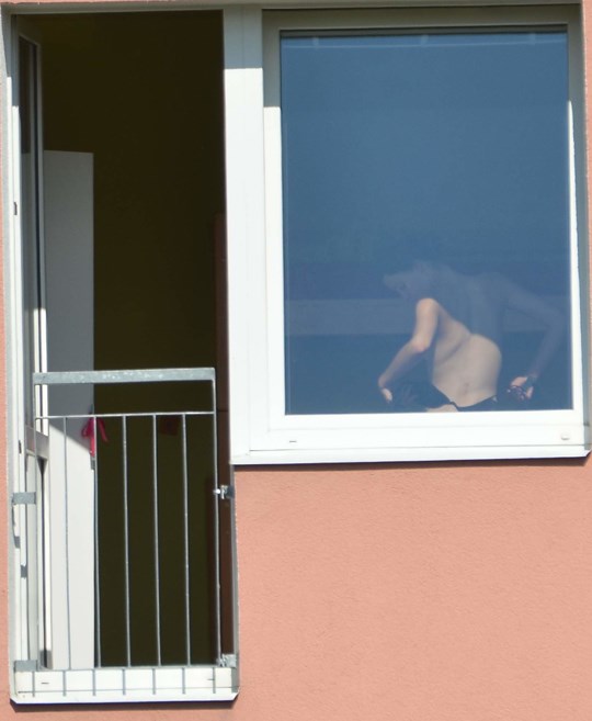 窓際でオッパイ丸出ししてる外人さんを望遠盗撮写真 11