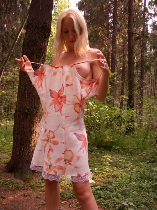 森林で野外撮影してる金髪美女のヌード画像 34