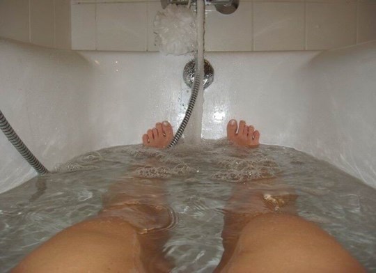 お風呂で自撮りする外国人姉さん画像 4