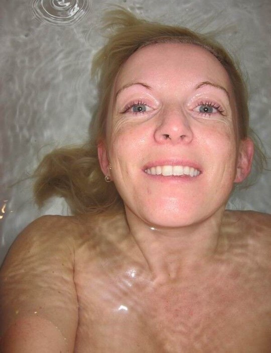 お風呂で自撮りする外国人姉さん画像 11
