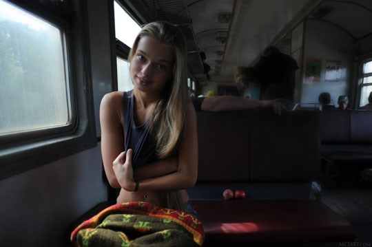 ウクライナ人少女ミレーナが電車で脱ぐ 2