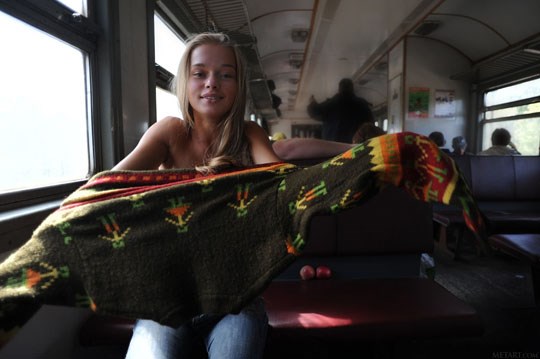 ウクライナ人少女ミレーナが電車で脱ぐ 8