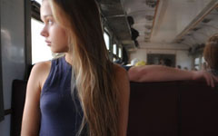 ウクライナ人少女ミレーナが人のまばらな電車内で生着替え。
