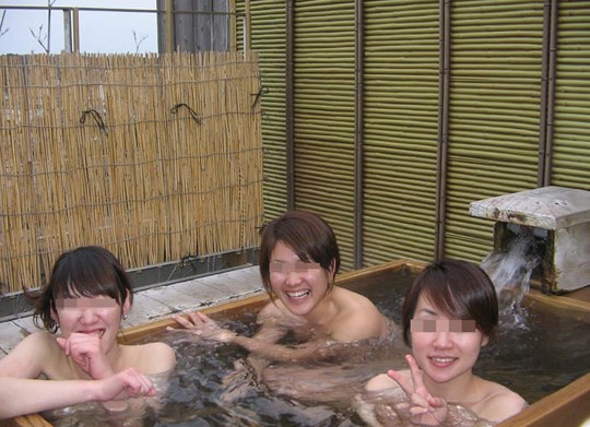 露天風呂で記念撮影したエロヌード写真 2