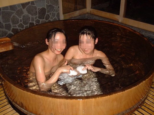 露天風呂で記念撮影したエロヌード写真 4