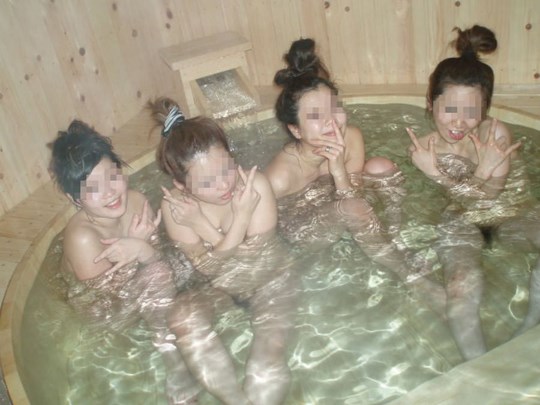 露天風呂で記念撮影したエロヌード写真 10