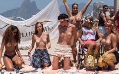 リオデジャネイロで海水浴を禁止→ブラジル人美女がトップレスで抗議ｗ カメラ小僧がわんさか集まるｗｗｗ